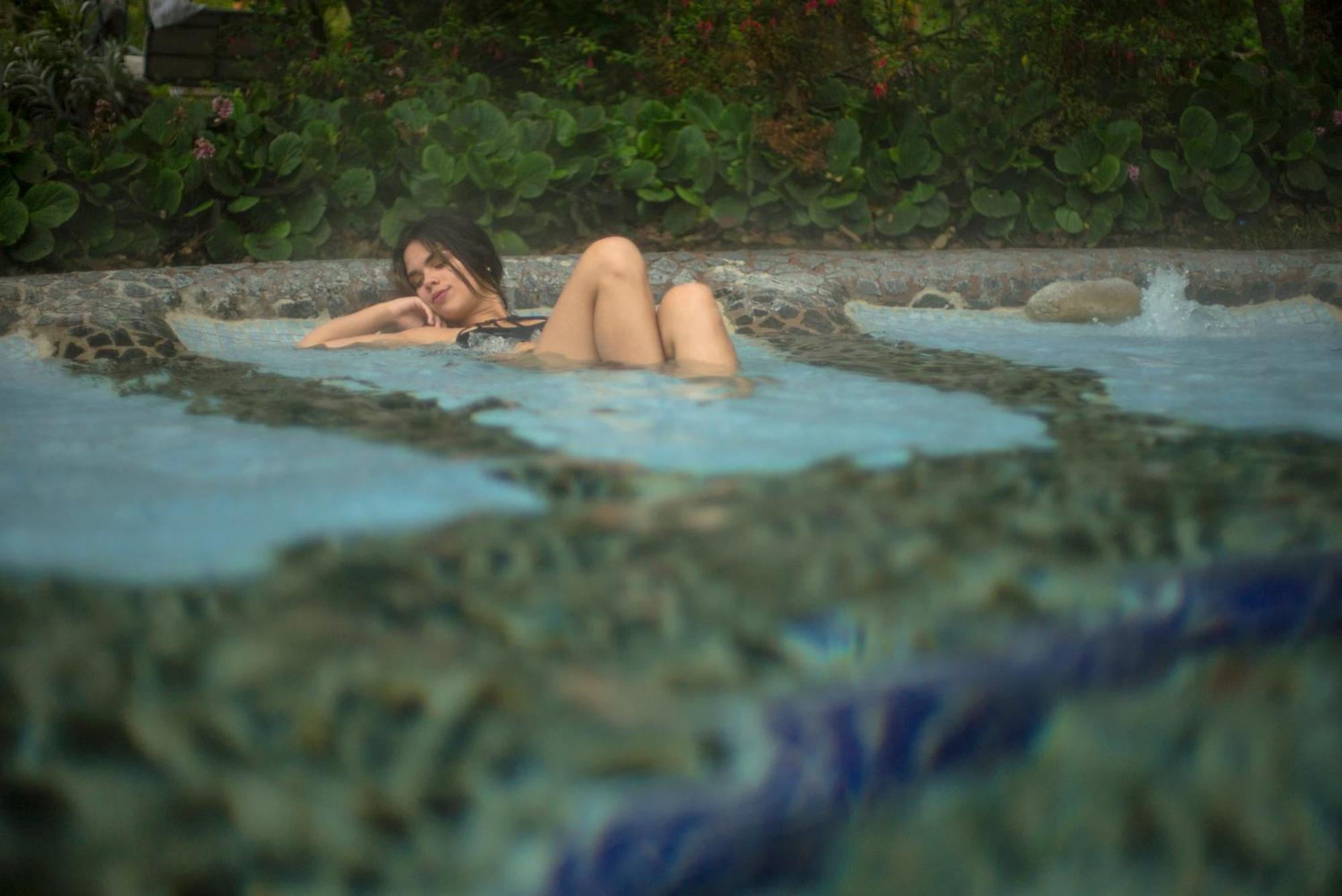 Termas De Папальякта Екстер'єр фото A woman bathing in the hot springs