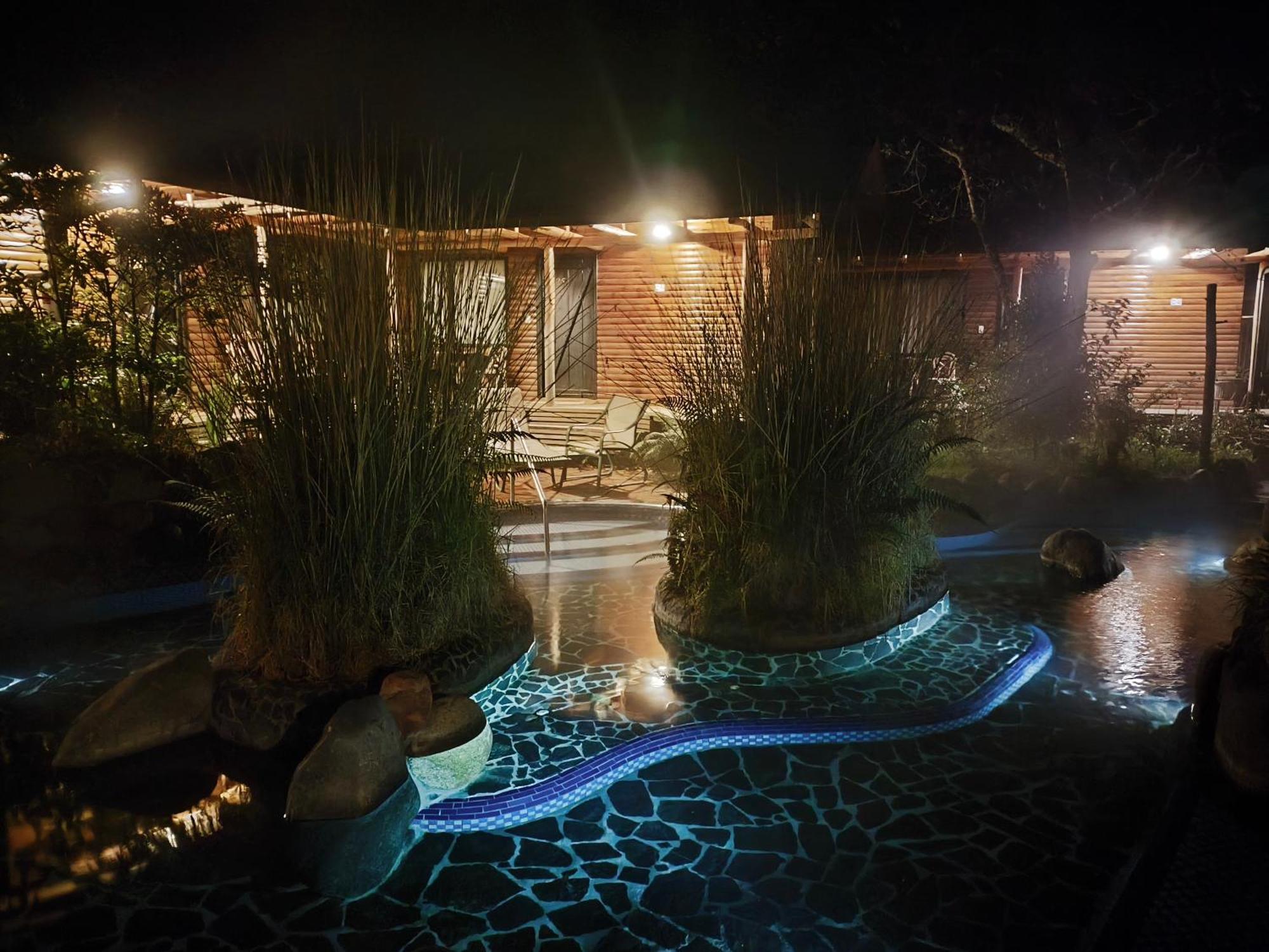 Termas De Папальякта Екстер'єр фото The hot springs at night
